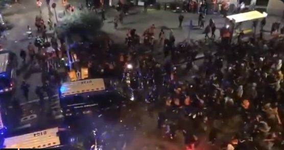 巴塞隆納警方最終動用警棍和海綿彈衝向群眾，試圖驅散朝他們丟擲瓶罐、石塊及鞭炮的激進群眾。   圖/翻攝自推特