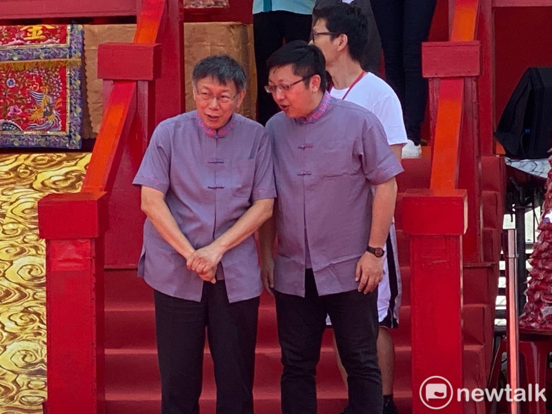 台北市長柯文哲（左）與北市府客委會主委徐世勳（右）等待蔡總統抵達。   圖：周煊惠 ／攝