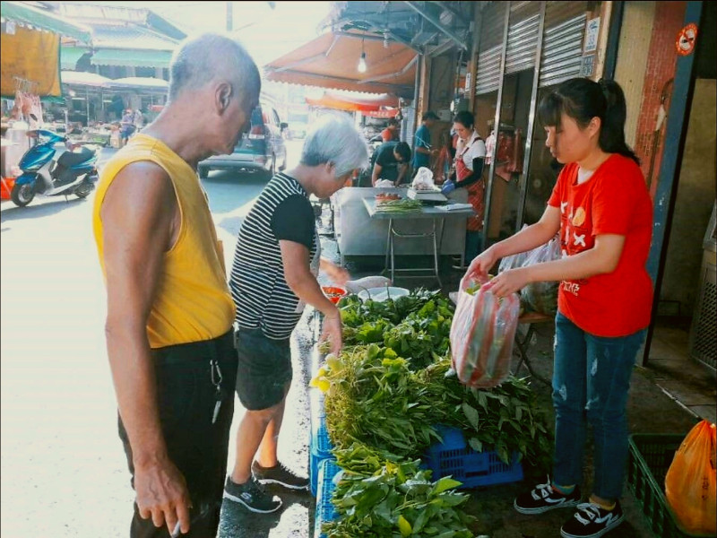 鄭翠玄在蘇澳菜市場賣菜，努力賺錢貼補家用。   圖：內政部移民署提供