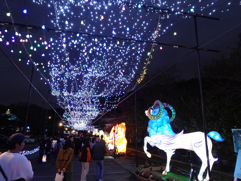 日本富士山下靜岡縣御殿場的「光之栖」燈會，今年第18屆主題是「希望~走向光的彼端」，用550萬顆LED燈打造浩瀚宇宙的意象，穿過長約360公尺的光隧道，可看到藍永旗團隊設計的12星座主燈。   圖：中央社提供