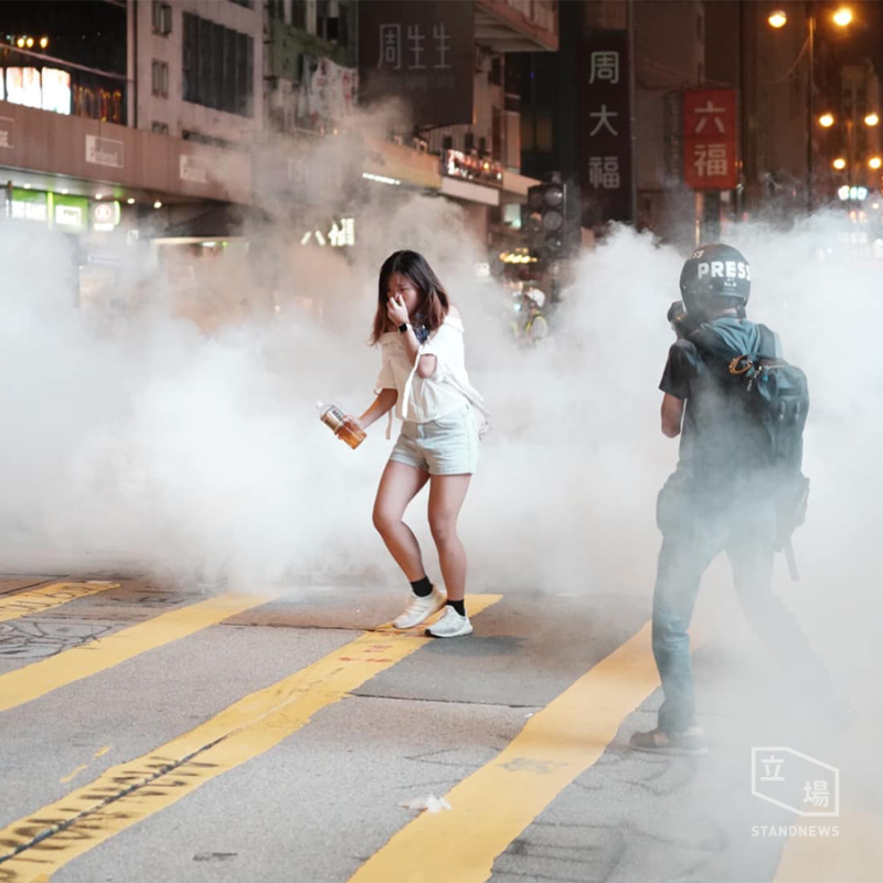 香港反送中網友27日在尖沙咀發起追究警察暴力集會，入夜之後仍有示威者聚集街頭，警方持續數度發射催淚彈強力驅散。   圖／擷取自立場新聞臉書
