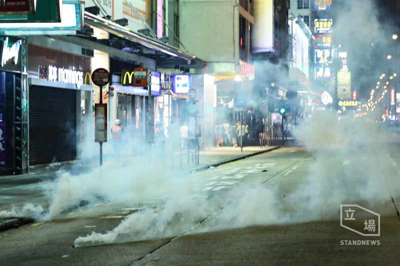 警民雙方集中在旺角彌敦道攻防，防暴警察多次推進驅散並發射多枚催淚彈。   圖／擷取自立場新聞臉書