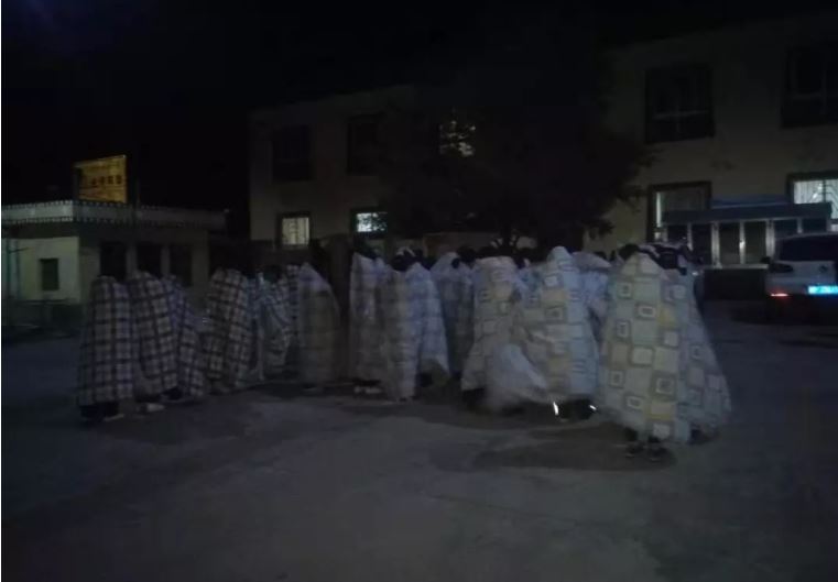許多民眾披著厚棉被前往空地避難。   圖：擷取自中國地震台網速報