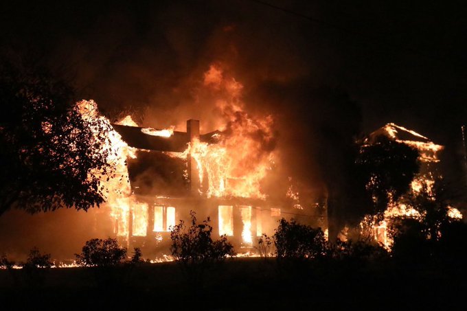 美國加州地區野火肆虐，當地多處建築慘毀。   圖：翻攝自推特