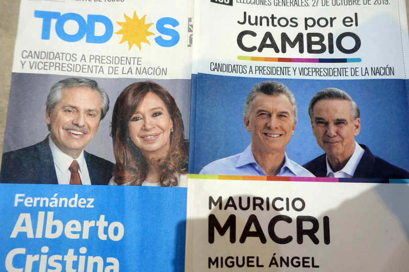 此次阿根廷大選儼然成中產階級與貝隆黨的對決。基西納派的艾柏托（左邊圖片左1）聯手擁有非常多貝隆主義死忠支持者的前總統費南德茲（左邊圖片右1），以48%得票率擊敗現任總統馬克里（右邊圖片左1）。   圖 : 中央社/提供