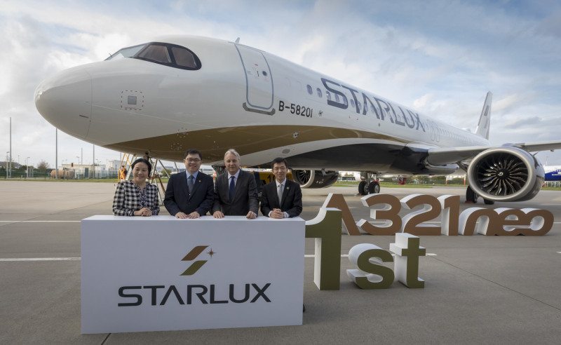 星宇航空第一架A321neo新機於今天（28）上午11:20降落桃園國際機場，由星宇航空董事長張國煒親自駕回。圖為德國交機儀式合照。   圖：星宇航空／提供