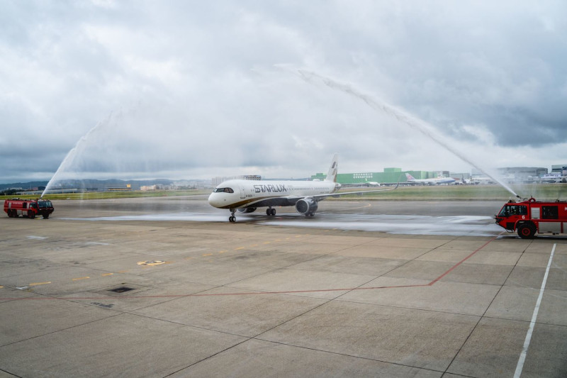 桃園機場特地安排噴灑水柱，為新機接風洗塵。   圖：星宇航空／提供
