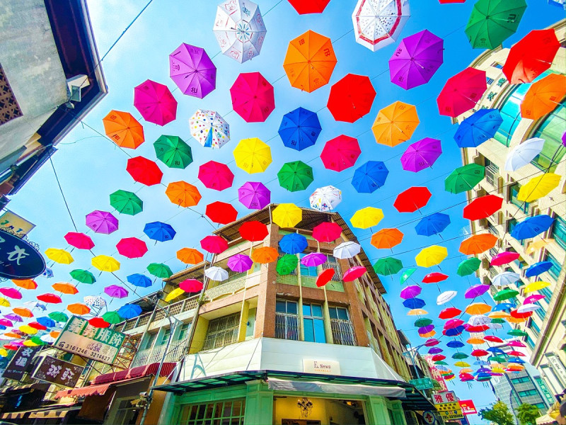 高雄市後驛商圈布置超過2000隻彩色雨傘，預計陳設到明年4月底。   圖：高雄市經發局／提供