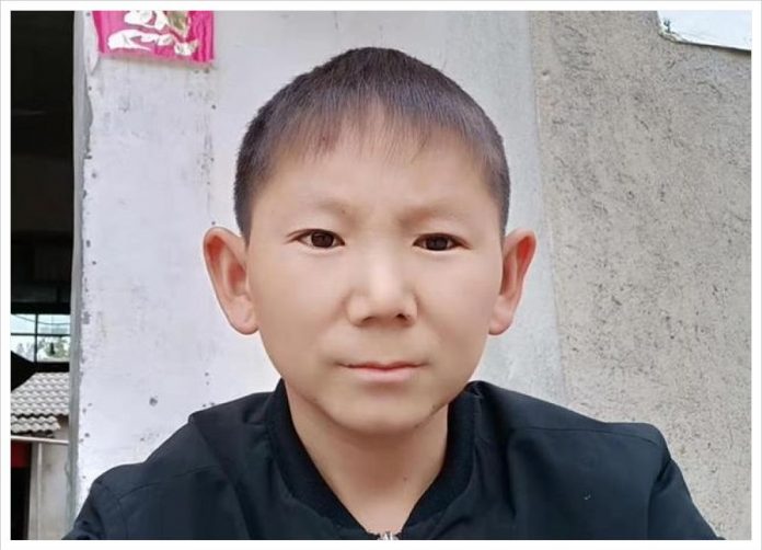 中國湖北34歲男子看起來仍像不到10歲的孩童。   圖／翻攝網路