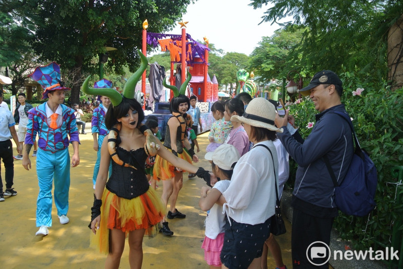 麗寶樂園園內花車遊行，舞者與遊客互動。   圖：唐復年/攝