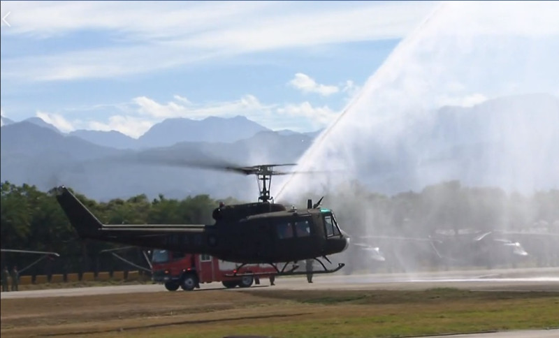 國軍UH-1H直升機30日在台中新社602旅舉辦除役典禮。   圖：翻攝國防部發言人臉書
