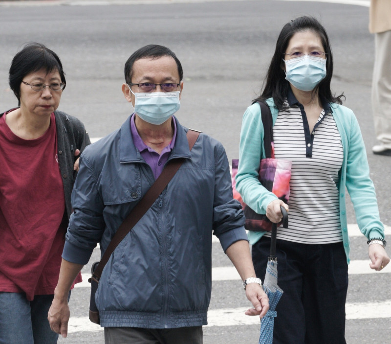 武漢肺炎疫情肆虐，民眾配戴口罩意識提升。   圖：張良一／攝（資料照）