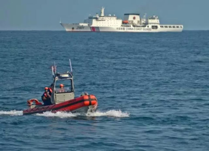 面對美國巨大的巡邏艦，中國也派出了萬噸的海警船。   圖：擷取自微信