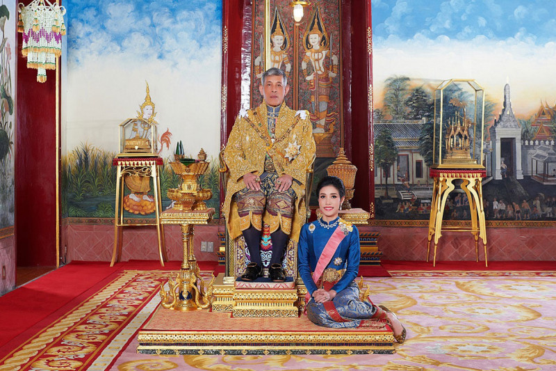 瓦吉拉隆功（左）日前廢除34歲「貴妃」詩妮娜（右）的王室封號及軍銜。   圖：翻攝自臉書