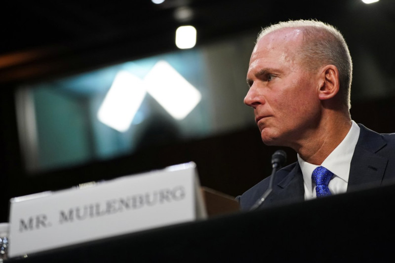 波音執行長米倫伯格（Dennis Muilenburg）日前出席國會聽證會，首度承認波音在開發737 Max客機時「犯下錯誤」，並向罹難者家屬致歉。   圖：翻攝自推特