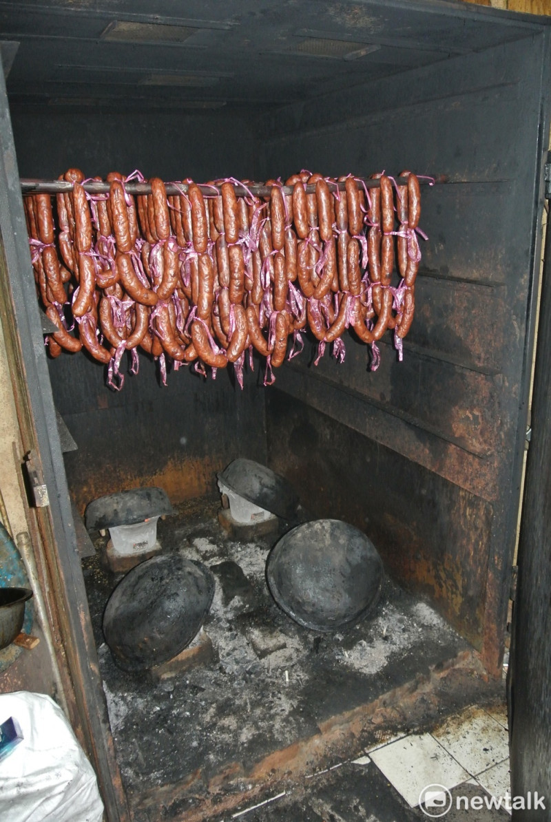 胡家香腸用木炭燻烤，材料事先醃製，相當費工。   圖：記者唐復年/攝