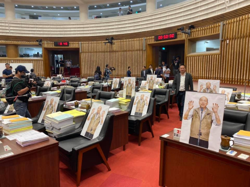 民進黨團於高市議會設多面韓國瑜「人形立牌」 圖:翻攝自邱俊憲臉書