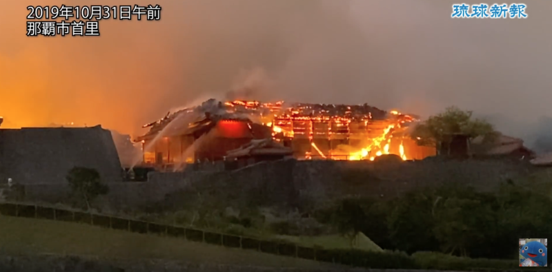 首里城今（31日）凌晨發生火災，共6棟建築陷入火海   圖：翻攝自琉球新報YouTube