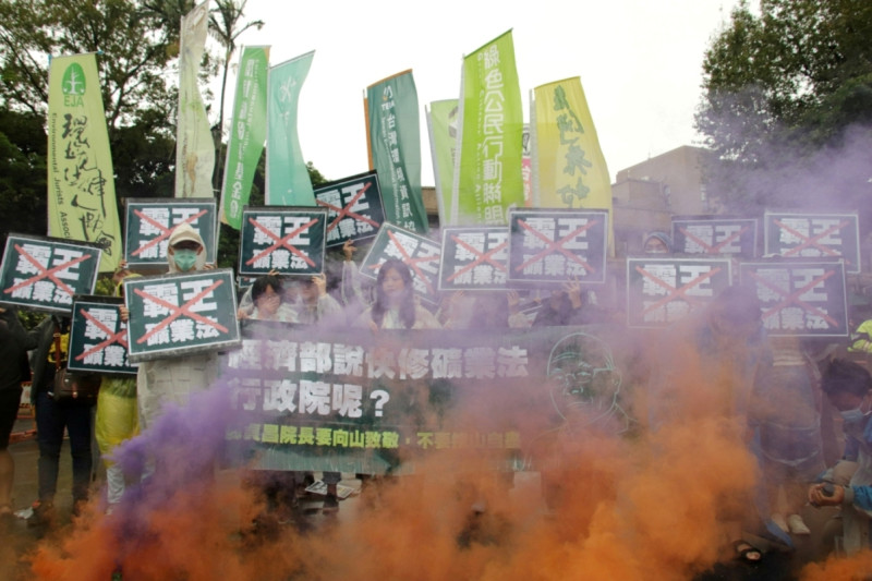 地球公民基金會等多個環保及公民團體今（31）天上午再度到行政院抗議，並在現場施放模擬礦場爆破的煙霧。   圖：地球公民基金會提供
