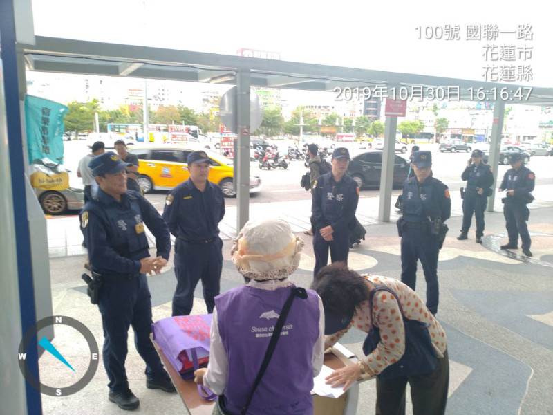 喜樂島聯盟花蓮車站連署攤位遭到警方要求撤離。   圖：呂辦提供