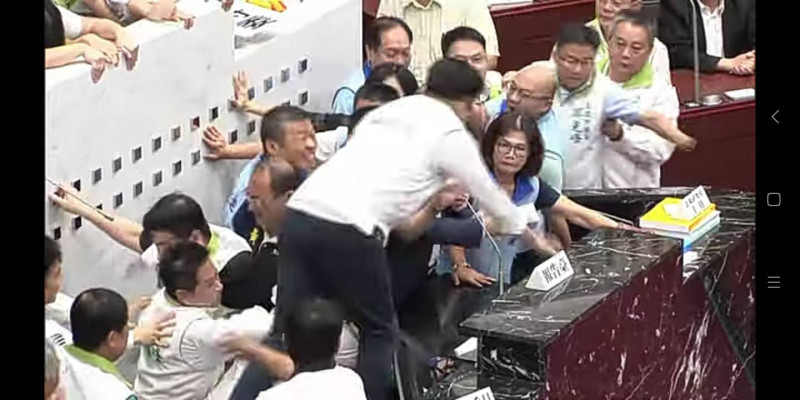 民進黨籍高雄市議員林智鴻跳上報告台打斷葉匡時發言。   圖 : 孫家銘/攝