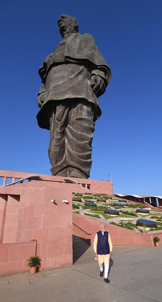 莫迪站在印度獨立運動英雄巴特爾（Sardar Vallabhbhai Patel）巨大雕像旁，誓言為血腥的克什米爾地區帶來「光明未來」。   圖：翻攝莫迪臉書