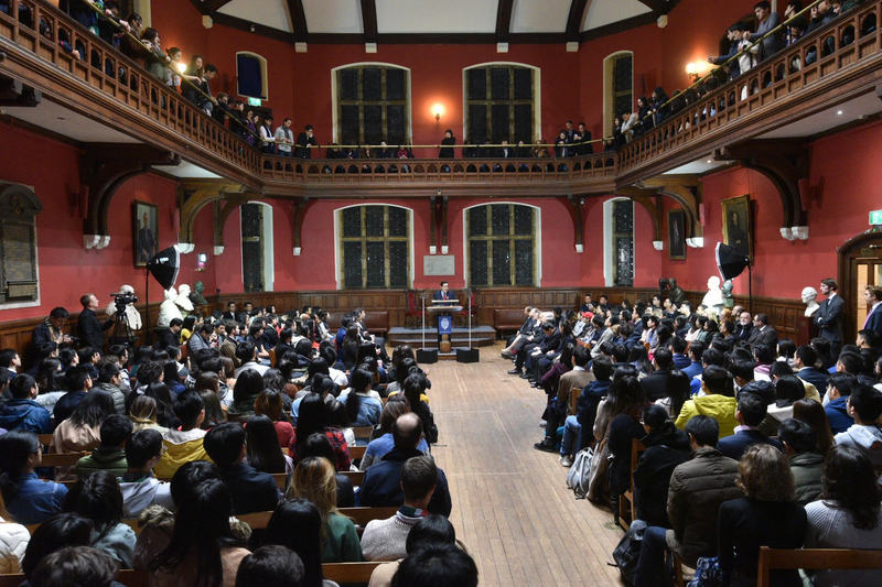 前總統馬英九31日在牛津辯論社發表演說。牛津辯論社創立於1823年，為全球最負盛名的辯論社團。   圖：中央社/牛津辯論社提供