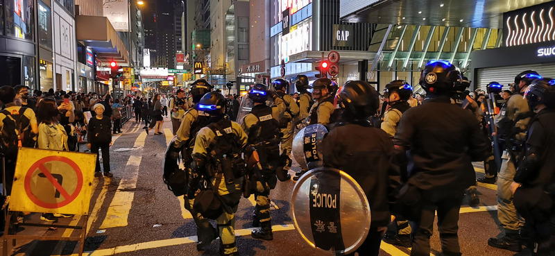 大批香港居民於萬聖節上街抗議，警方戒備。   圖 : 中央社
