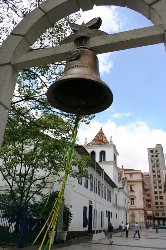 巴西聖保羅市歷史中心的耶穌會中學廣場，左側有道米白色小拱門，上面掛著銅製小鐘，但鮮少有人知道它其實是座和平地標紀念碑並且源自一名二戰倖存男孩的渴望。   圖 : 中央社