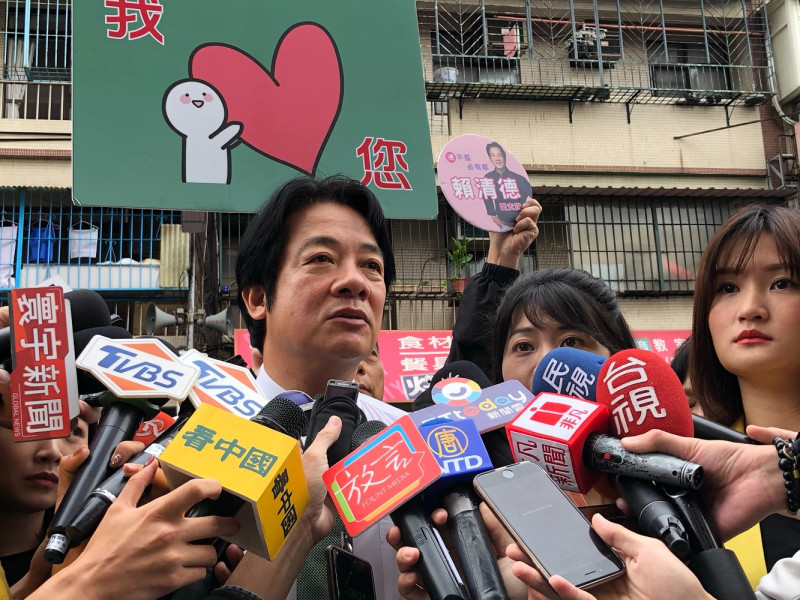 前行政院長賴清德今（1）日受邀陪同民進黨台北市第4選區立委參選人、現任北市議員高嘉瑜掃街拜票前受訪。   圖：謝莉慧/攝