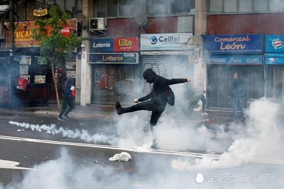 智利總統皮涅拉（Sebastian Pinera）昨天宣布，取消主辦亞太經濟合作會議（APEC）高峰會和Cop 25氣候變遷大會。暴動和警民衝突已在智利造成超過20人死亡。   圖 : 翻攝自企鵝號