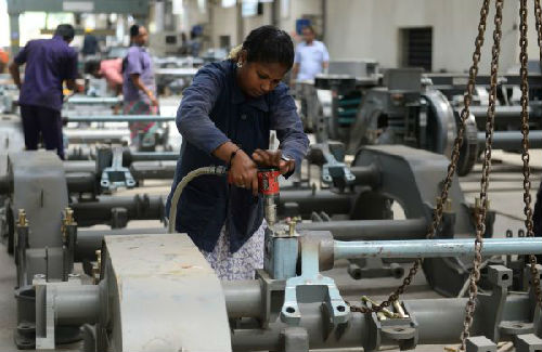 印度官方公布的最新報告顯示，印度9月的8大核心工業產出指數比去年同期下滑5.2%，是14年來表現最差的一次。   圖 : 翻攝自sina.com.cn
