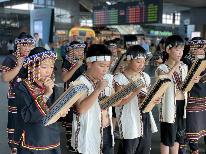 穿著布農族傳統服飾的小朋友以優美的歌聲和生動的歌舞，在台中高鐵站及台中市民廣場快閃演出。   圖 : 參山處/提供