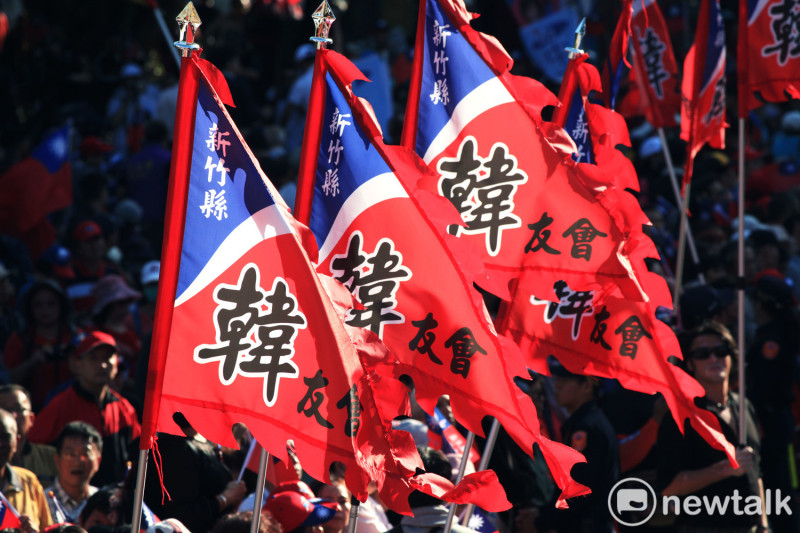 韓國瑜所到之處都可見到韓家軍舉大旗聲勢浩大。   圖：林昀真/攝