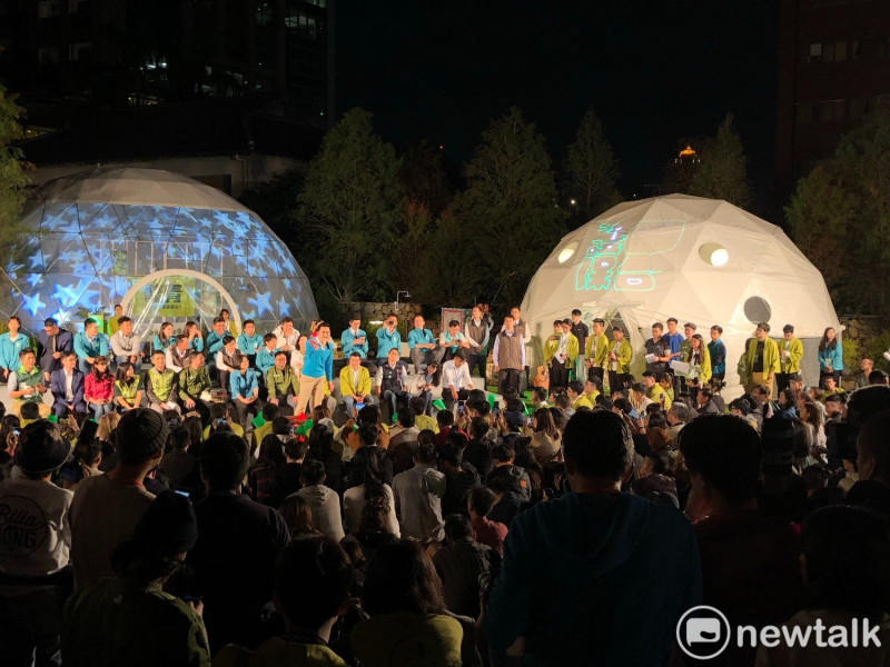 位於台北市杭州北路、華山藝文中心旁的三頂白帳篷，就是民進黨 2020 青年競選總部，今（1）晚開幕活動的主題是「給台灣的一封信，為台灣加油－與總統談心之夜」。   圖：謝莉慧／攝