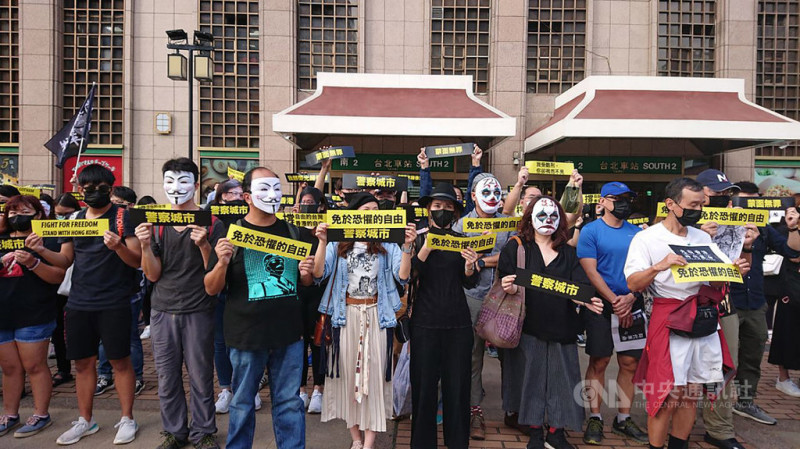 香港邊城青年2日號召民眾在台北車站舉辦快閃集會，響應國際港人發起的「112求援國際 堅守自治」活動。   圖／香港邊城青年提供