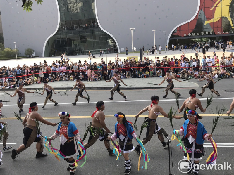 台中國際舞蹈嘉年華第二週的重頭戲踩街表演在台中歌劇院旁展開。   唐復年/攝