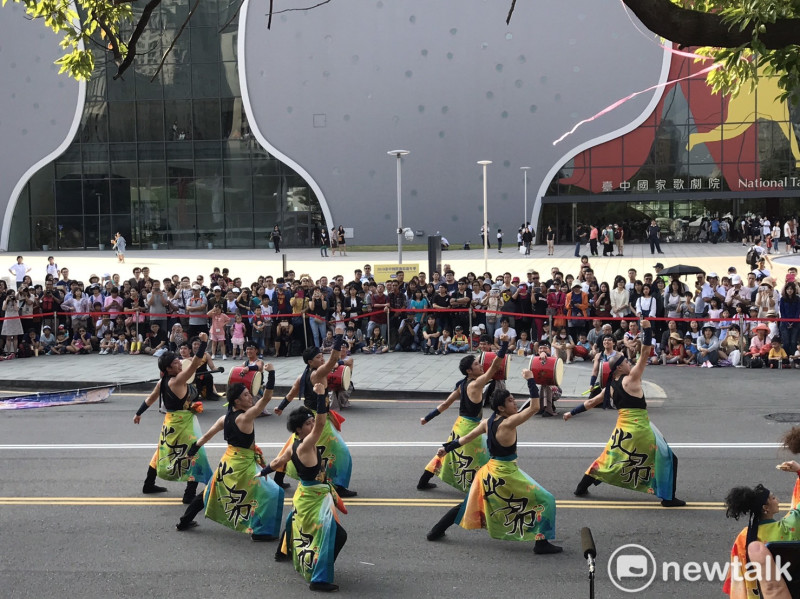 台中國際舞蹈嘉年華第二週的重頭戲踩街表演在台中歌劇院旁展開。   唐復年/攝