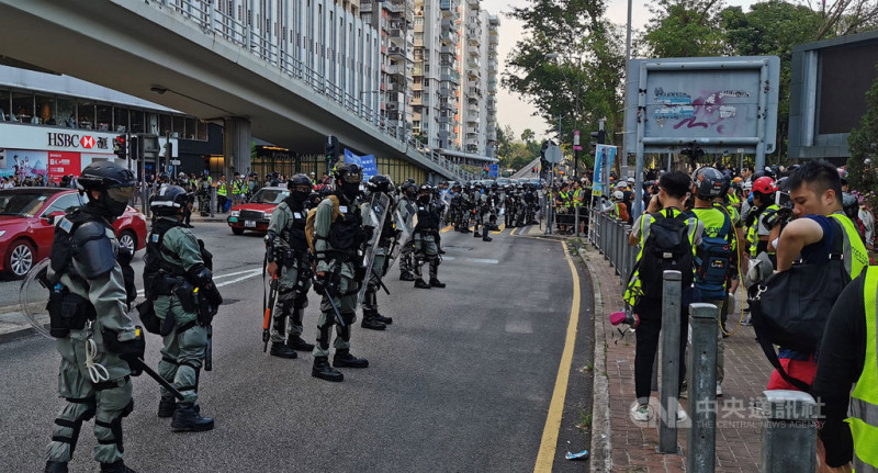香港民間團體申請2日下午在維多利亞公園舉辦反送中集會，卻未獲警方「不反對通知書」；但下午2時過後人群卻持續聚集。圖為4時左右，防暴警察包圍維園，要求示威者離開，現場氣氛緊張。   圖／中央社