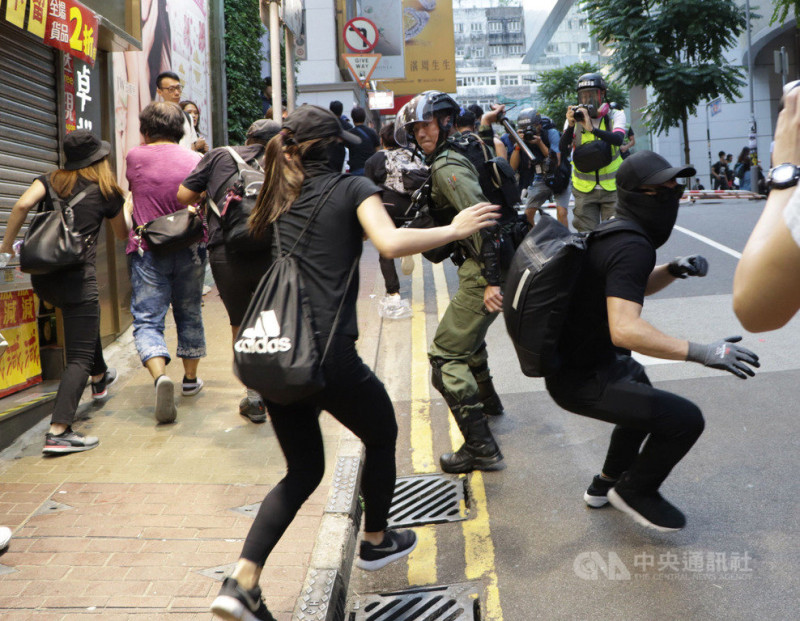 香港「反送中」人士申請2日下午在維多利亞公園集會，活動雖遭警方否決，但仍有大批支持者到場。圖為港警在銅鑼灣軒尼詩道追捕參與的示威者。   圖／中央社提供