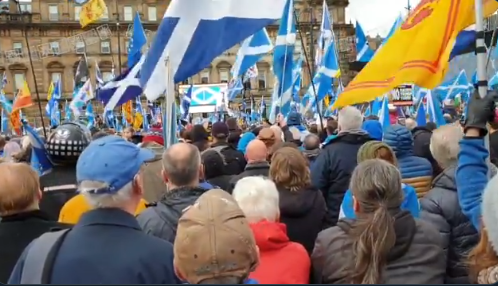 挺獨立群眾揮舞著飾有Yes的蘇格蘭國旗（Saint Andrew's Cross），以及加泰隆尼亞旗幟，日前聲援加泰獨立運動。   圖/翻攝自推特