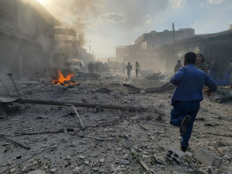 敘利亞邊境城鎮特爾阿布雅德市場2日發生汽車炸彈攻擊，造成13死30傷。敘利亞人權瞭望台組織表示，死傷者包括親土耳其戰士及平民。   （安納杜魯新聞社提供）