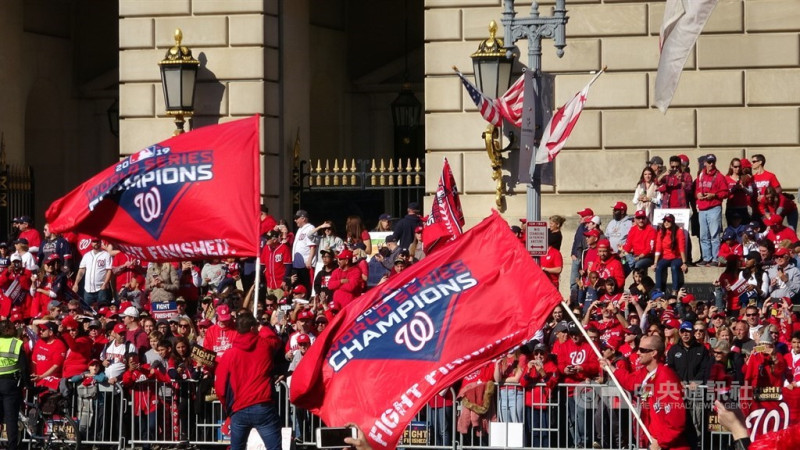 甫拿下首座世界冠軍的華盛頓國民隊在華府盛大舉行慶祝遊行。數十萬球迷夾道歡迎。   圖/中央社