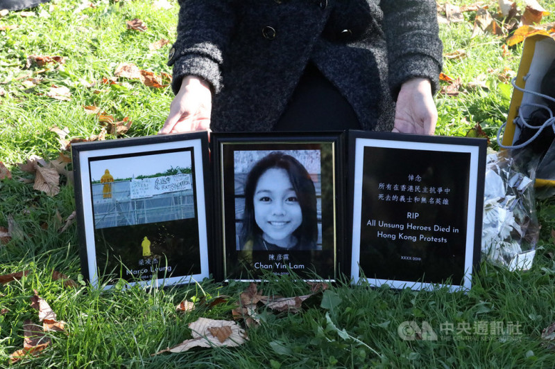 華府聲援香港組織「DC4HK」2日舉辦112求援國際活動，當中悼念曾參與香港「反送中」運動喪生的民眾，包含失蹤多日後遺體在海上被發現的香港15歲少女陳彥霖（圖）。   圖/中央社