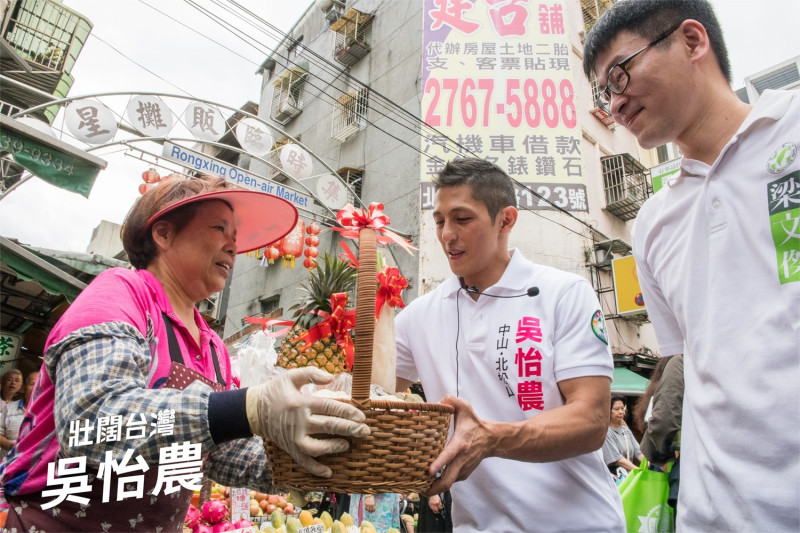 吳怡農接連兩天在濱江市場掃街拜票。   圖：翻攝自吳怡農臉書  (資料照片)
