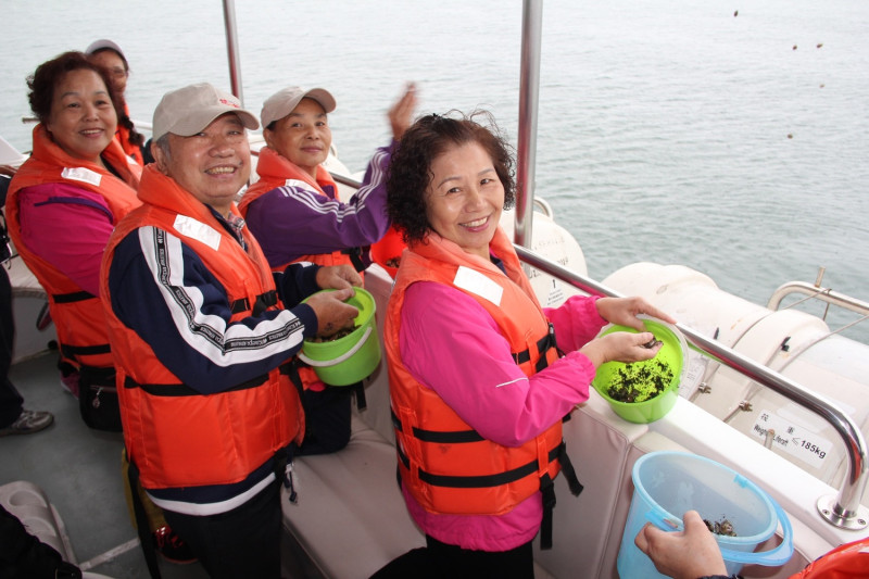 淡水區漁會的文蛤苗放流活動。    圖：淡水區漁會提供