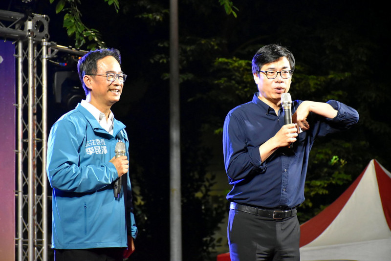 行政院副院長陳其邁(右)現身為李昆澤(左)站台打氣。   圖：孫家銘／攝