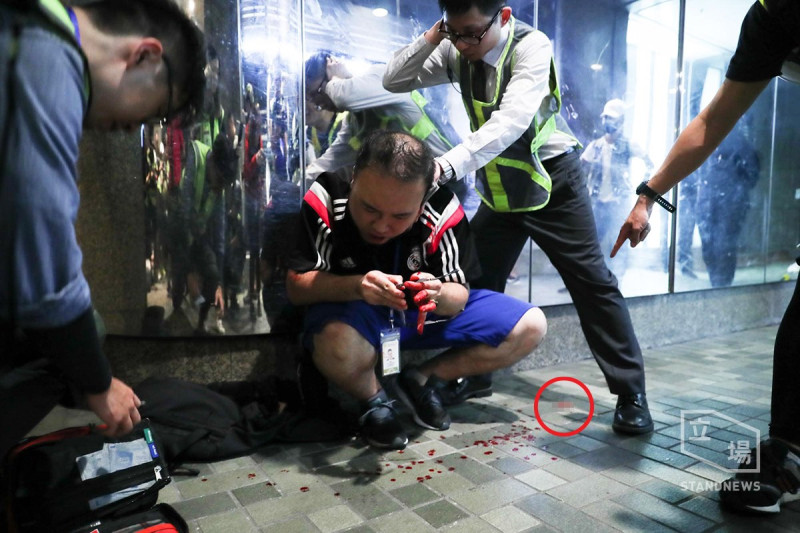 香港「反警暴七區行街（逛街）」行動，爆發流血襲擊事件，區議員趙家賢為制止灰衣男子持刀傷人時，反遭咬掉一部分左耳，現送醫等候縫合手術。   圖／取自立場新聞臉書