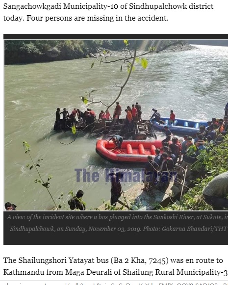 尼泊爾巴士失控墜河，死傷慘重，當地救難人員在湍急河水中搶救，過程相當驚險。   圖：翻攝自《喜馬拉雅時報》