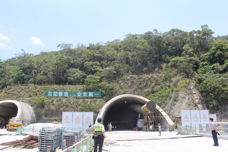 草埔隧道全長約4.6公里，考量到汽機車共駛於長隧道的安全性，將暫不開放機車通行。   圖：取自台東縣政府官網